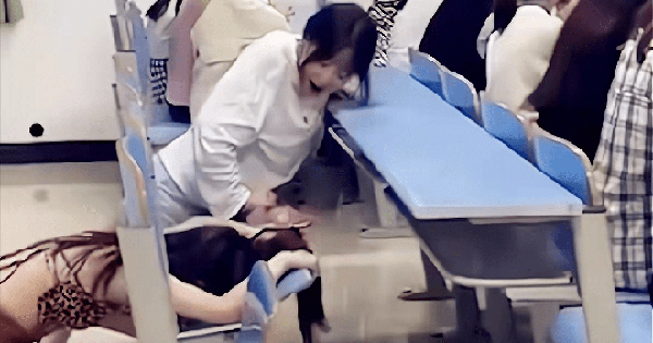 The female student in short pants even secretly asked her friend to do a strange act in class