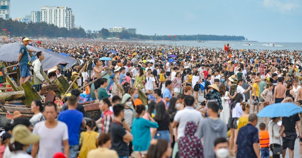Sea of ​​people flock to Sam Son to swim on the first day of the holiday April 30, May 1