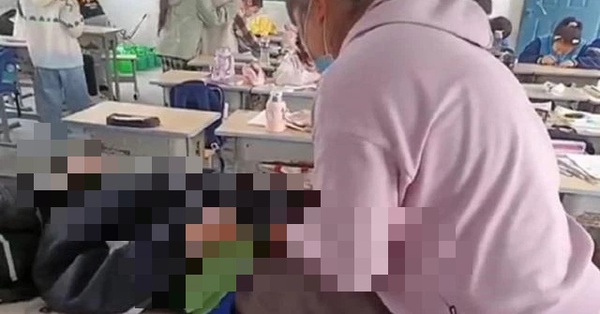 The 12-year-old son was in class, the mother suddenly rushed in to do an action that made everyone blush
