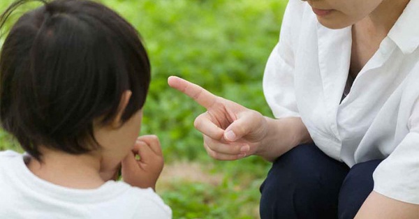 Unfortunate daughter spills soda on clothes, the handling of 2 mothers makes 2 different lives