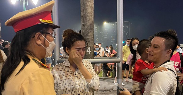 Play loudspeaker for hours to find relatives of lost children while watching fireworks