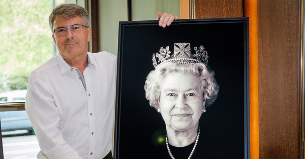 Never-before-seen portrait of British Queen unveiled with special 200-year-old treasure