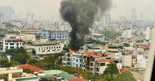 A 5-storey house in Hanoi caught on fire