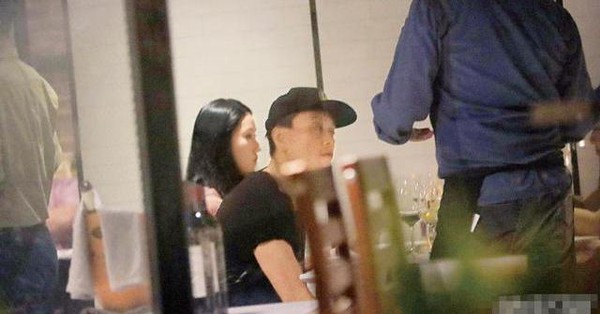 Caught Huynh Tong Trach dating a hot girl who is nearly 20 years younger, TVB’s number 1 peach actor has found the last stop?