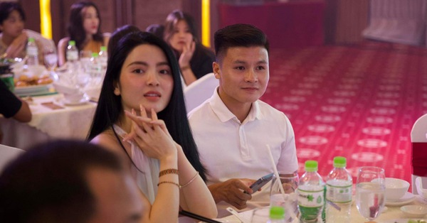 Quang Hai player wearing a white shirt appeared as a “male god” in Can Tho, with the presence of his rumored girlfriend