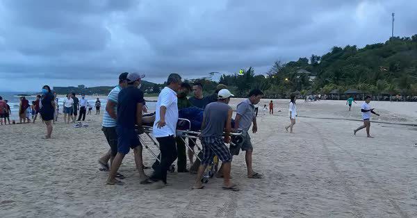 2 tourists drown while swimming in the sea in Mui Ne