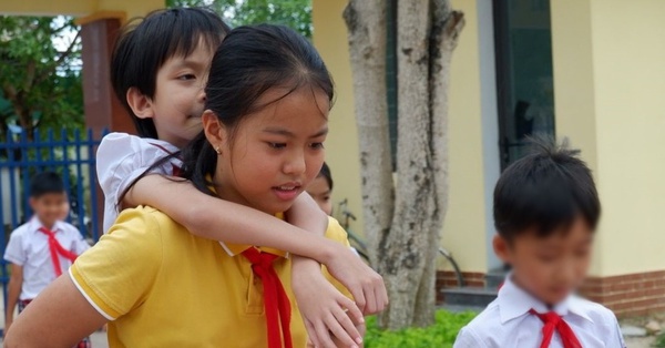 4 years, Quang Binh girl carries her friend to school
