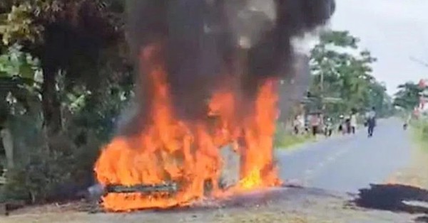 The moving car suddenly caught fire, the whole family of 4 panicked and ran away