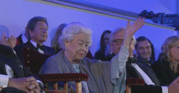 Biểu cảm độc lạ của Nữ hoàng Anh trong sự kiện đầu tiên mừng đại lễ Bạch Kim 