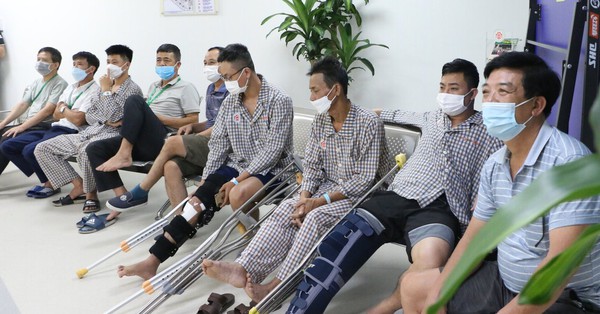Bệnh nhân bó bột, chống nạng vẫn nhiệt tình cổ vũ đội tuyển U23 Việt Nam tại SEA Games 31