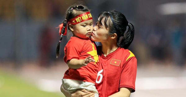 The moment Hoang Quynh hugs her child and runs on the field