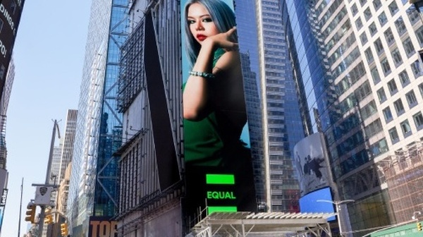 Female rapper GenZ – TLinh appeared in New York Times Square