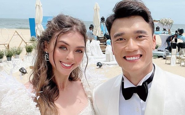 The charm of the Western model born in 2000 has just married goalkeeper Bui Tien Dung
