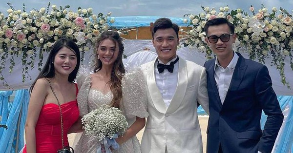 Goalkeeper Bui Tien Dung held a wedding party with his girlfriend born in 2000