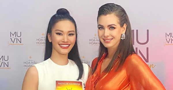 Huong Ly received a special gift from Miss Universe 2005, caught the eye of international judges?