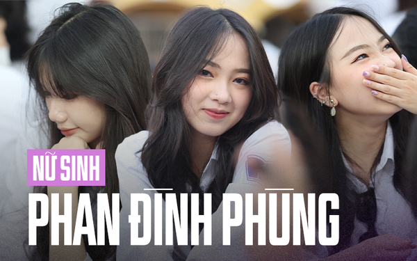 Student Phan Dinh Phung is “shy” at the closing ceremony of the school year