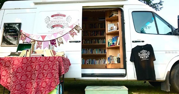 The experience of a 70-year-old woman who drives a truck to travel and sells used books throughout the United States
