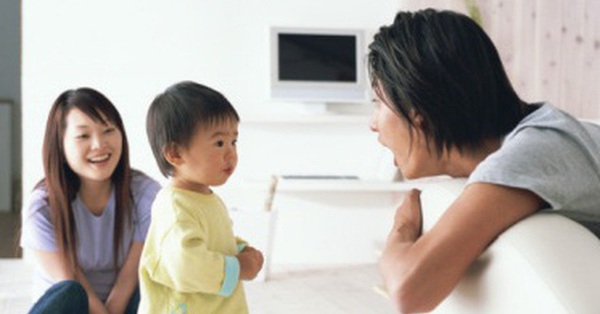 No matter how much mom scolds, her 4-year-old daughter also refuses to greet adults