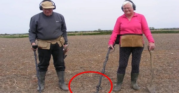 The couple suddenly discovered treasure in the field