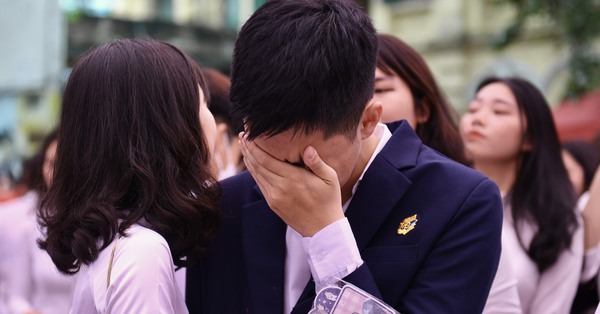 Grade 12 students hugged each other and sobbed at the last graduation ceremony of their student life
