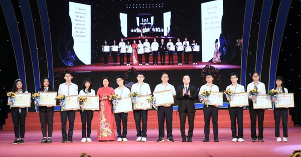 Hanoi commends and rewards nearly 700 outstanding students