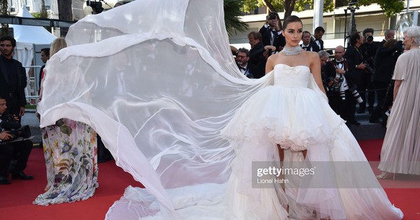 Miss Universe has the shortest height in the history of wearing a fancy dress on the red carpet of the Cannes Film Festival 2022