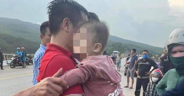 Rescuing a woman holding her child to jump from a bridge to commit suicide in Thanh Hoa