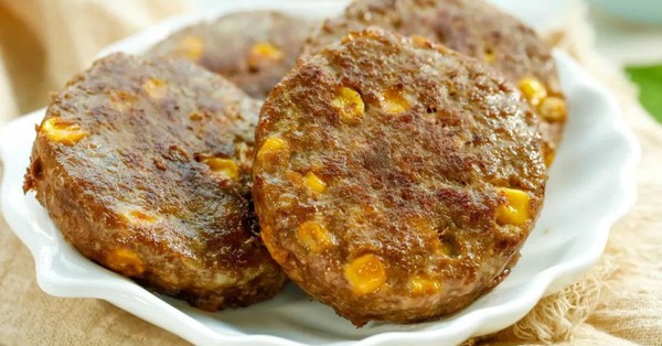 How to make sweet corn beef patties to eat with rice or bread are delicious