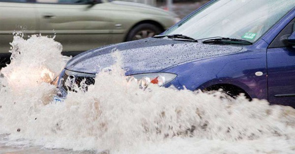 Principles to help women drive safely in heavy rain