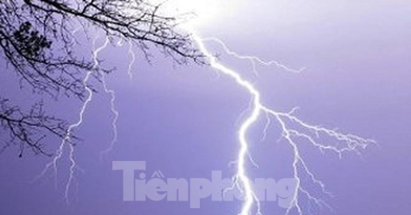 While sleeping in the house, the man was struck by lightning and died
