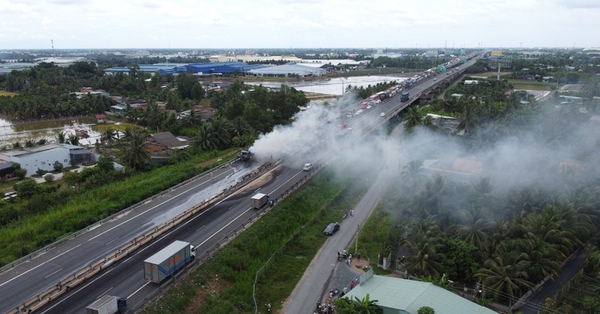 Close-up of the scene of the fire causing prolonged congestion on Trung Luong Expressway
