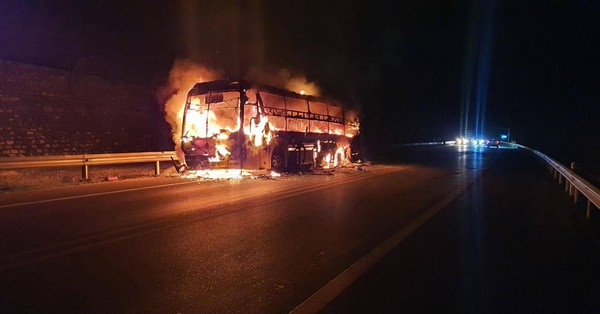Close-up of the moment the bus caught fire on Noi Bai highway