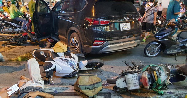 Crazy cars in Ho Chi Minh City hit a series of motorbikes