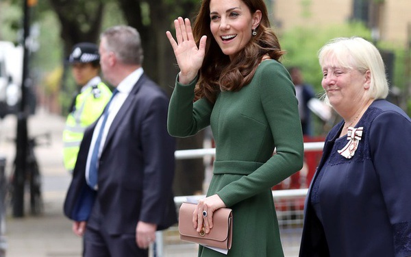 Kate Middleton often wears her left bag and here’s why