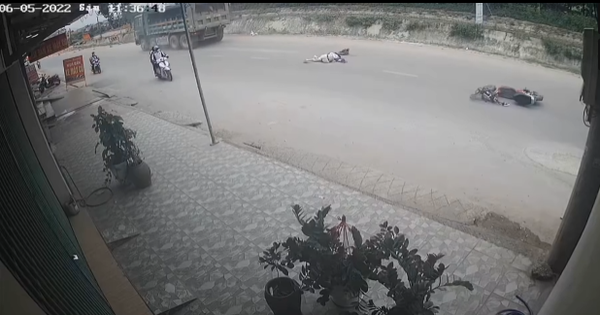 Students operating electric bicycles fell in the middle of the road, the next moment made everyone haunt