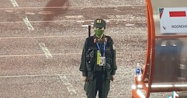 The girl who caused a fever after the opening match of the 31st SEA Games this year is not a beautiful fan, but a mobile policewoman with an attitude that everyone respects on the field.
