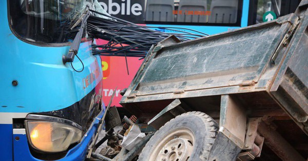 Iron crashed through the bus head on Nguyen Trai Street, Hanoi