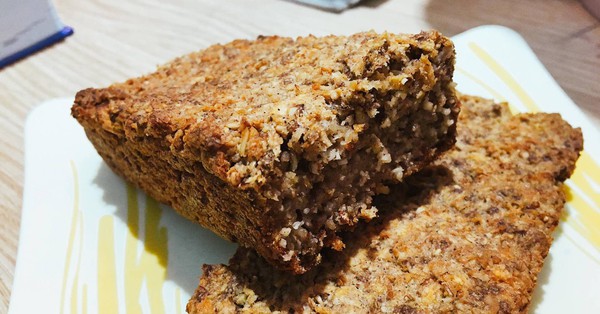 How to make a simple oat apple cake that is both delicious and healthy