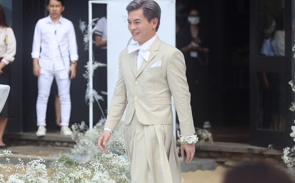 Nam Trung wore a dress as a bridesmaid at Ngo Thanh Van’s wedding.