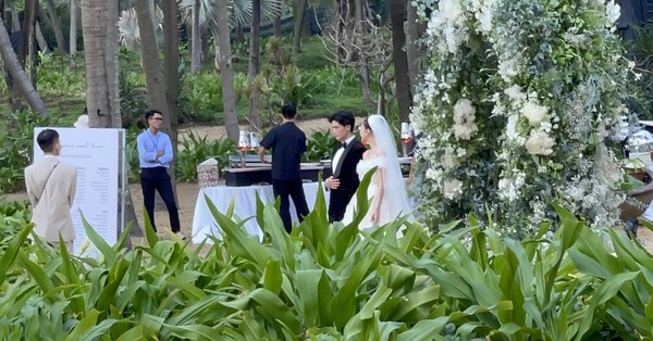 Ngo Thanh Van – Huy Tran changed the second outfit to appear at the wedding party