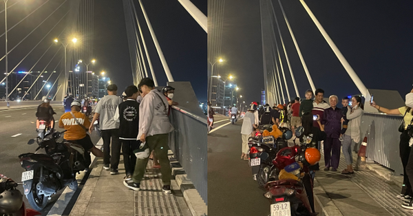 People crowded onto Thu Thiem 2 bridge to admire the scenery and take pictures, causing traffic insecurity