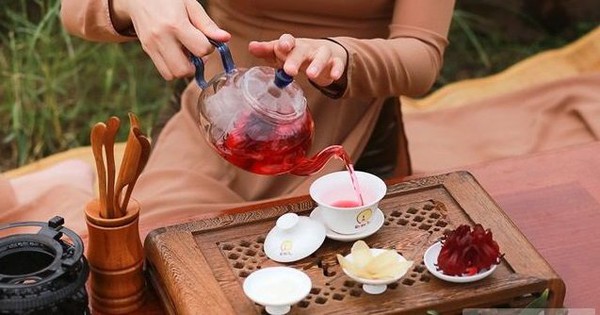 Note drinking artichoke tea to cool down in summer