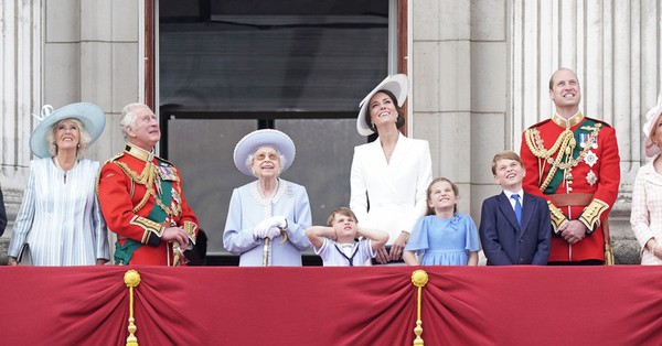 The Queen of England radiantly appeared on the balcony of the Palace with her family