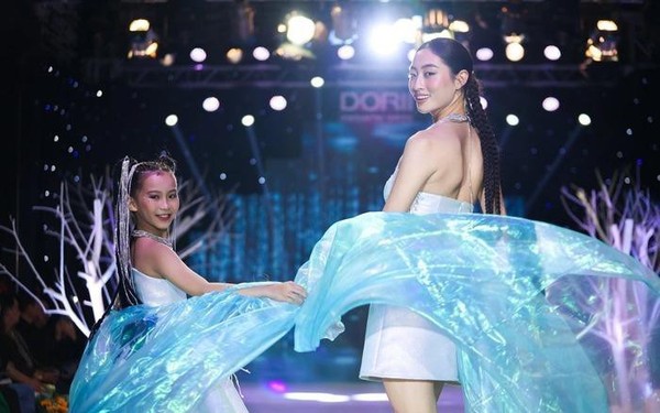 Miss Do Thi Ha wears a hot cup dress, turning into a “cloud-haired princess” on the catwalk