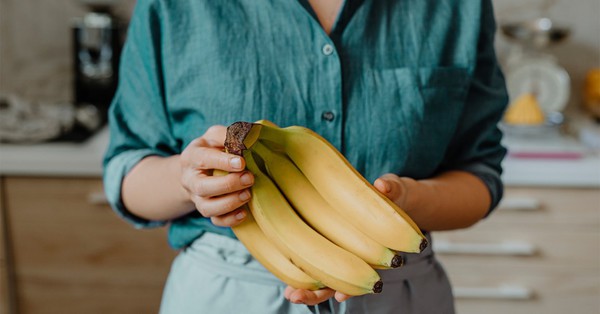 What happens to a woman’s body when she eats 1 banana a day?