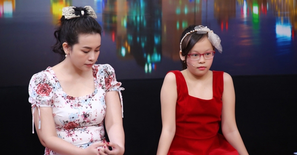 10-year-old girl is sad when her mother only wears old clothes for years