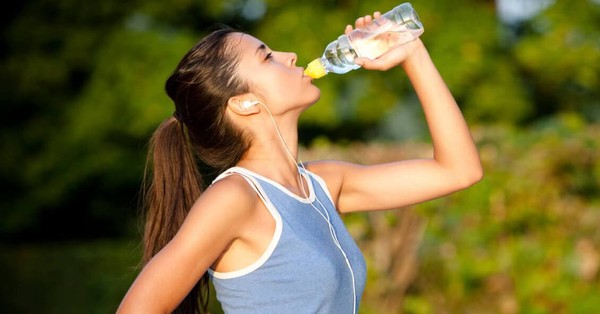Uống nước trước hay sau bữa ăn có thể ảnh hưởng đến cảm giác đắng miệng?
