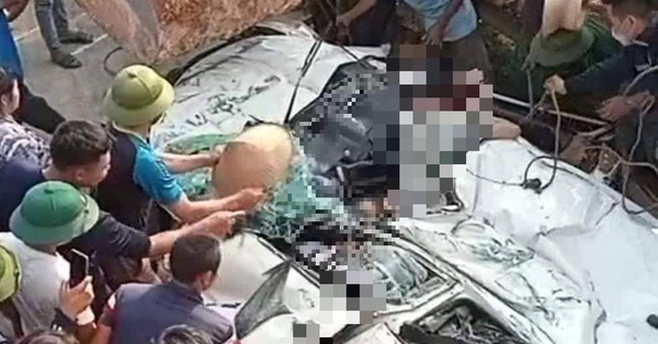 A truck carrying soil overturned and crushed a car, 3 people died, 1 person was injured in Hoa Binh