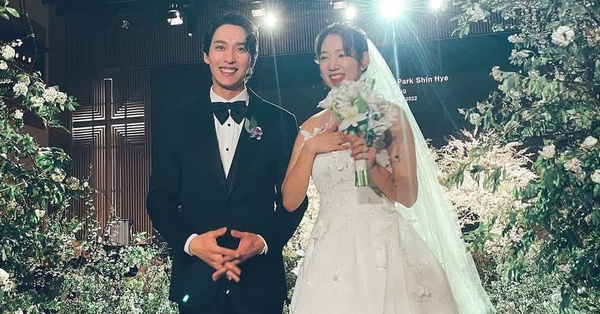 Park Shin Hye shares photos of her first family after giving birth to a son