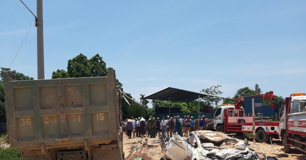 The truck accident crushed the car, killing 3 people in Thanh Hoa